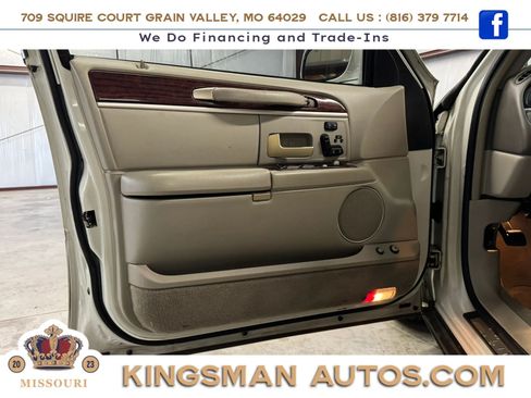 Used 2004 Lincoln Town Car Ultimate RWD image 12