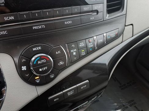 Used 2013 Toyota Sienna LE image 12