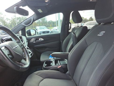 Used 2019 Chrysler Pacifica Touring Plus w/ S Appearance Package image 16