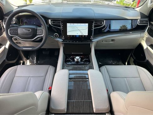 Used 2022 Jeep Wagoneer Series III w/ Premium Group I AWD/4WD image 4