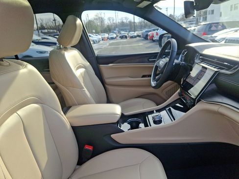 Used 2023 Jeep Grand Cherokee Limited w/ Black Appearance Package image 11