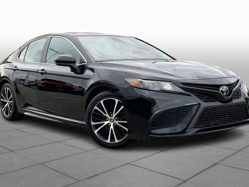 Used 2021 Toyota Camry SE image 3