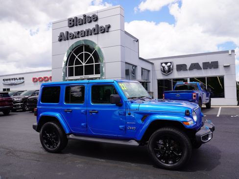 Used 2022 Jeep Wrangler Unlimited Sahara w/ Cold Weather Group AWD/4WD image 1