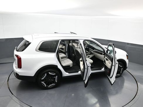 Used 2024 Kia Telluride S image 44