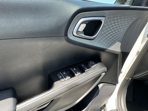 Certified 2025 Kia Soul LX w/ LX Technology Package FWD image 20