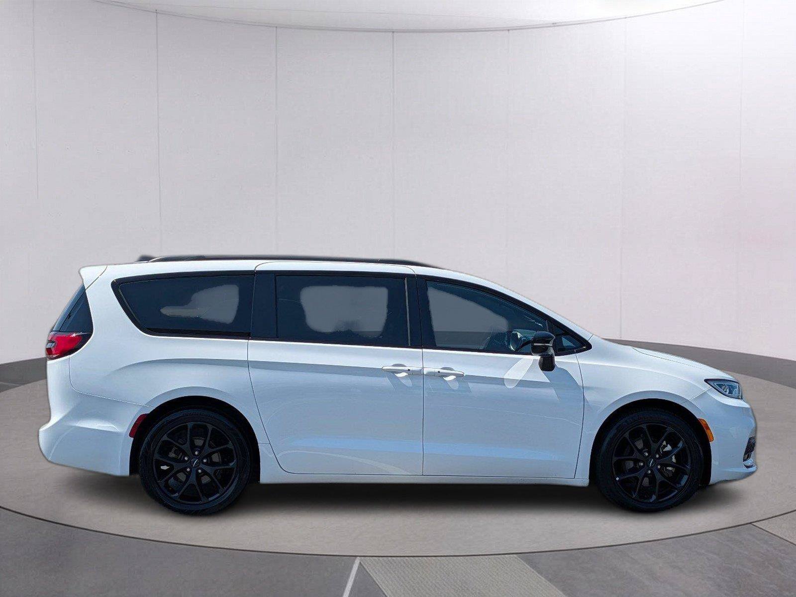 Used 2025 Chrysler Pacifica Limited FWD image 6