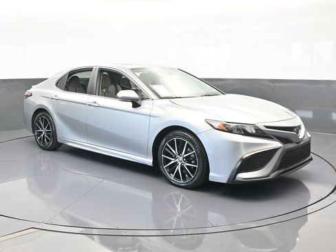 Used 2021 Toyota Camry SE w/ Cold Weather Package AWD/4WD image 8