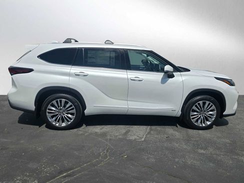 New 2026 Toyota Highlander Platinum AWD/4WD image 2