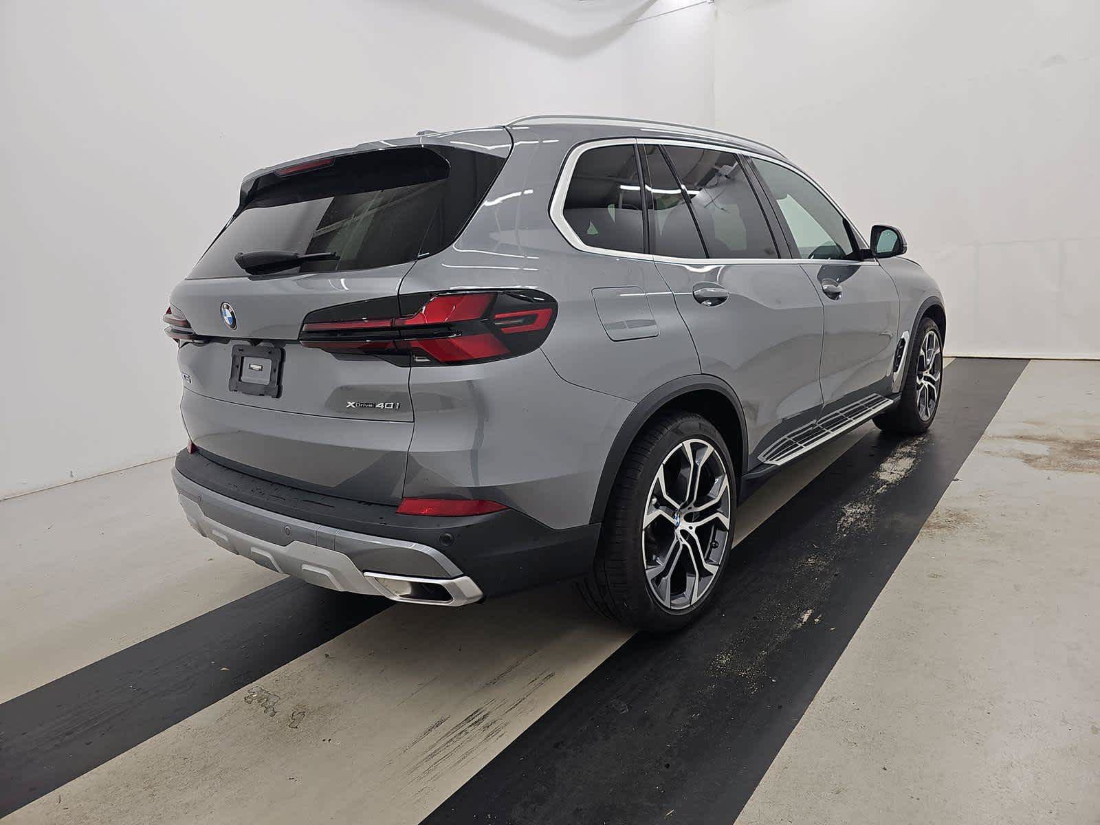 Used 2024 BMW X5 xDrive40i w/ Premium Package AWD/4WD image 4