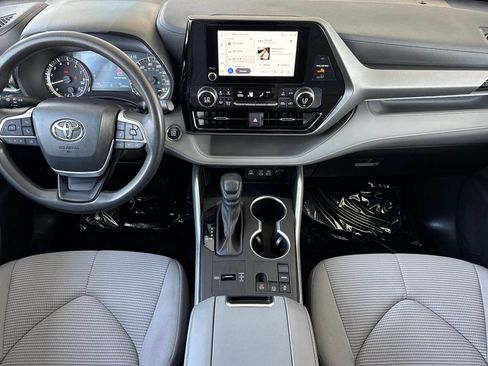 Used 2023 Toyota Highlander L FWD image 4