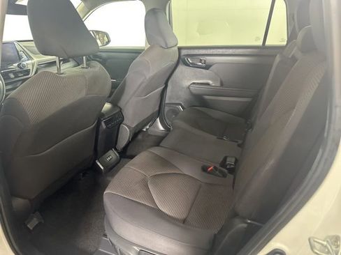 Used 2024 Toyota Highlander LE AWD/4WD image 21