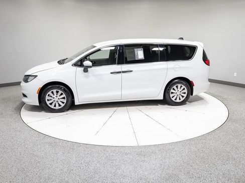 Used 2021 Chrysler Voyager L FWD image 35