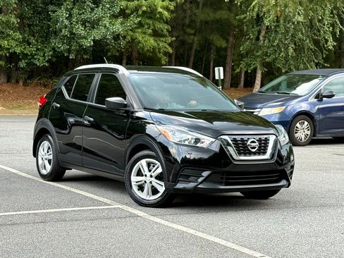 Used 2018 Nissan Kicks S image 3