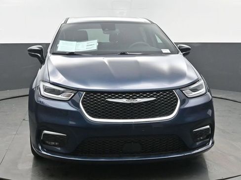 Used 2025 Chrysler Pacifica Select image 8