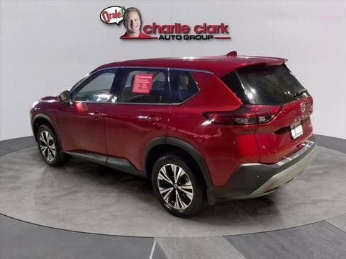 Used 2021 Nissan Rogue SV image 3