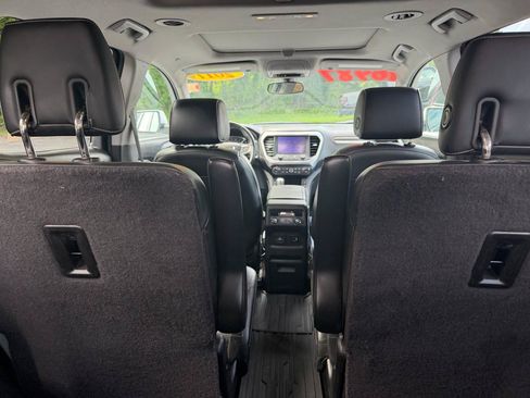 Used 2017 GMC Acadia SLT AWD/4WD image 25