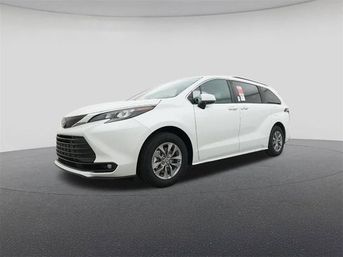 New 2026 Toyota Sienna XLE image 17