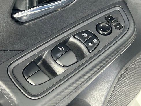 Used 2025 Nissan Versa SV w/ Trunk Package image 28