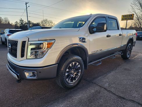 Used 2017 Nissan Titan PRO-4X w/ Pro-4x Convenience Package image 4