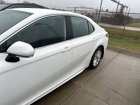 Used 2023 Toyota Camry SE image 4