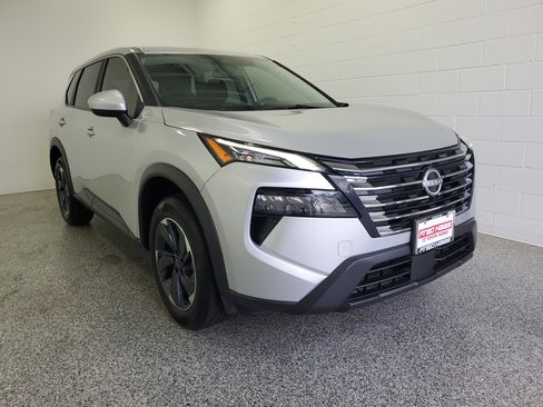 Used 2025 Nissan Rogue SV FWD image 4