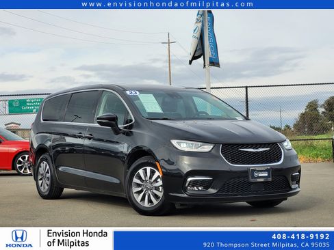 Used 2023 Chrysler Pacifica Touring-L image 1