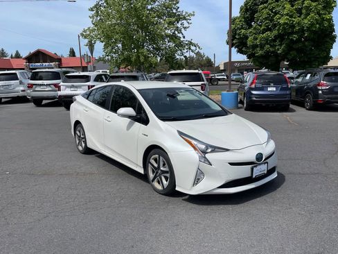 Used 2016 Toyota Prius Three Touring FWD image 7