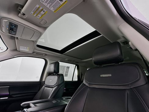 Used 2025 Ford Expedition Platinum image 26