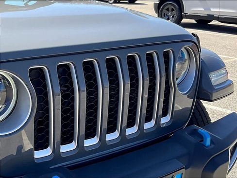 Used 2023 Jeep Wrangler Sahara w/ Cold Weather Group AWD/4WD image 31