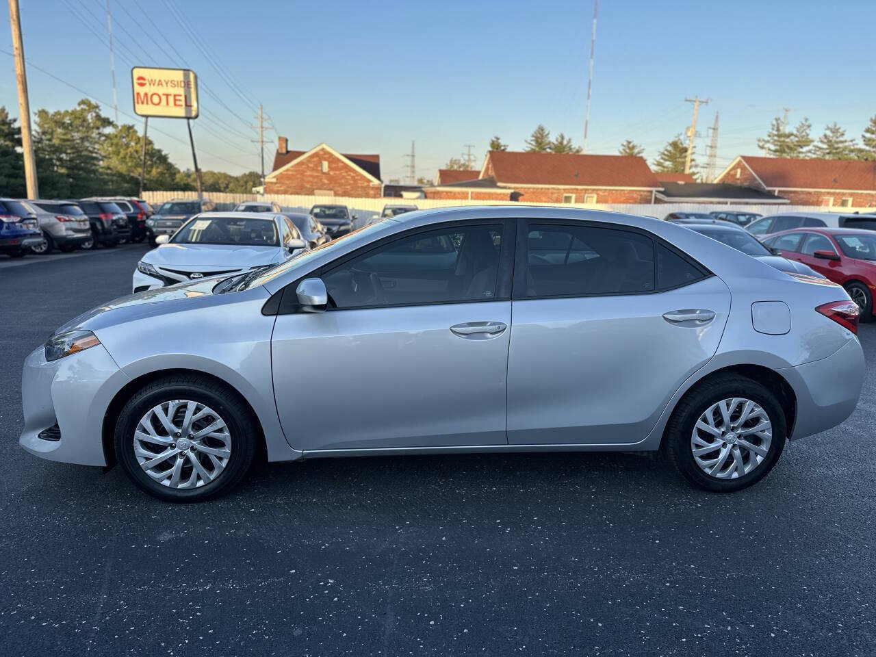 Used 2017 Toyota Corolla LE FWD image 4