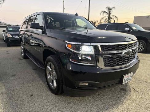 Used 2018 Chevrolet Suburban LT w/ Luxury Package RWD image 11