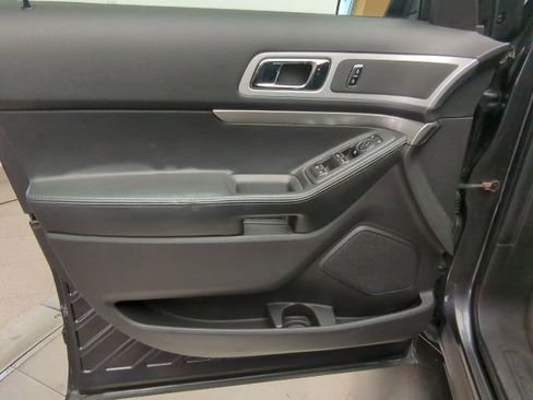 Used 2015 Ford Explorer XLT image 13