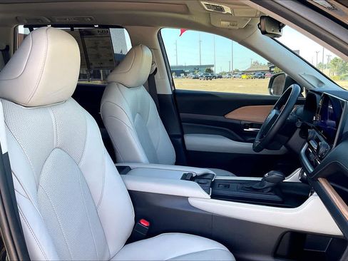 Used 2025 Toyota Grand Highlander FWD image 13