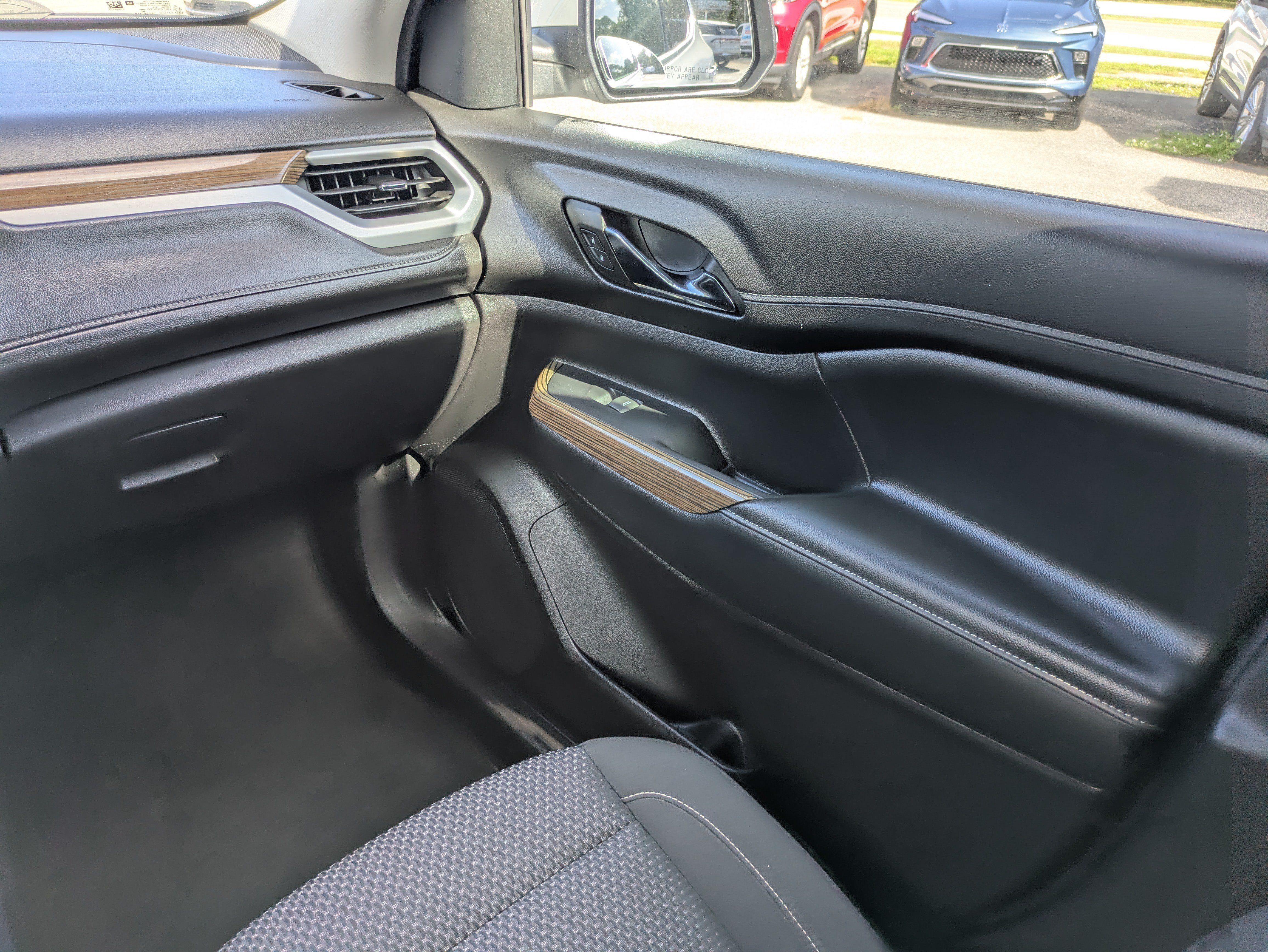 Used 2023 GMC Acadia SLE FWD image 17