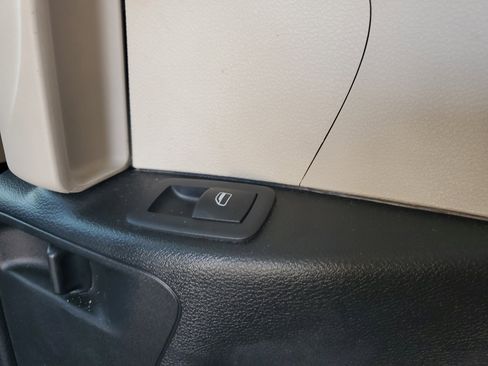 Used 2023 Chrysler Voyager LX image 17