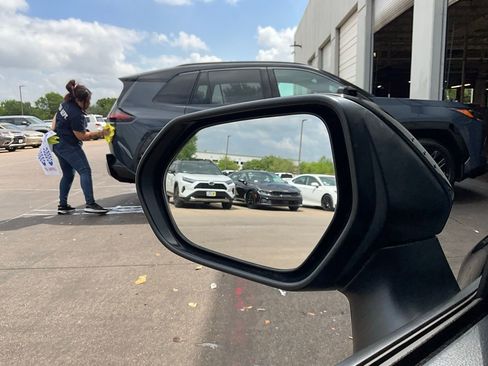 Used 2025 Toyota Corolla LE image 18