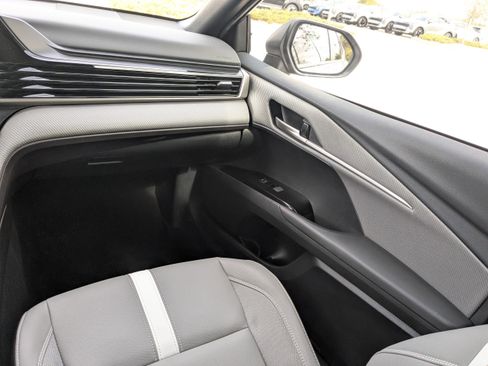 Used 2025 Toyota Camry SE w/ Convenience Package image 18