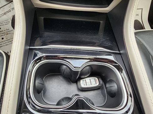 Used 2024 Chrysler Pacifica Limited image 5