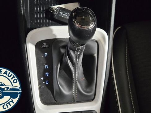 Used 2022 Hyundai Venue Limited FWD image 18