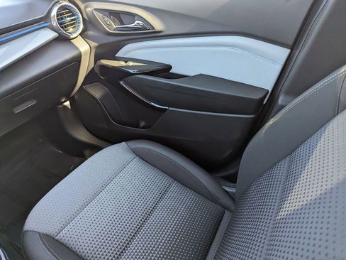 Used 2025 Chevrolet Trax LT w/ LT Convenience Package image 13