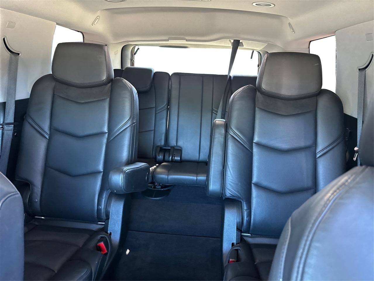 Used 2018 Cadillac Escalade Luxury AWD/4WD image 15