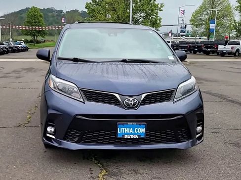 Used 2019 Toyota Sienna SE w/ SE Preferred Package AWD/4WD image 3