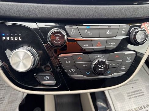 Used 2023 Chrysler Pacifica Touring-L image 24