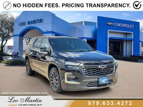 Used 2023 Chevrolet Traverse RS FWD image 2