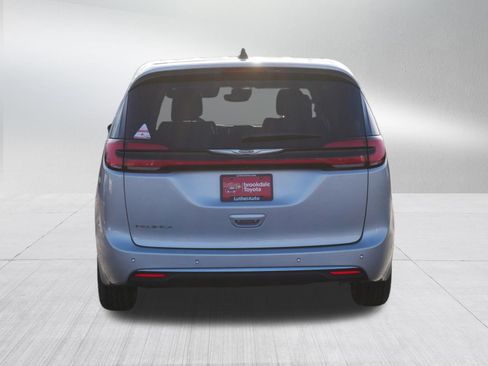 Used 2024 Chrysler Pacifica Touring-L image 6