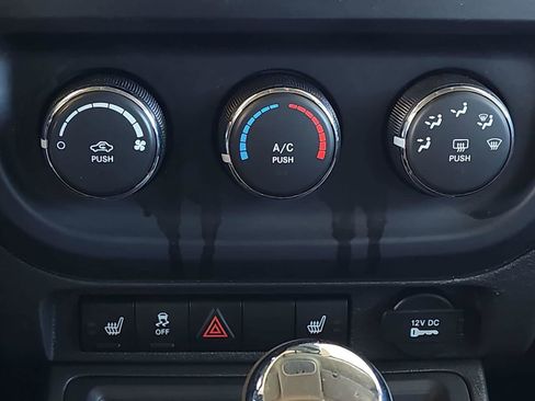 Used 2014 Jeep Patriot Latitude FWD image 24