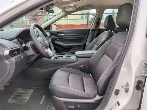 Used 2025 Nissan Altima 2.5 SV FWD image 13