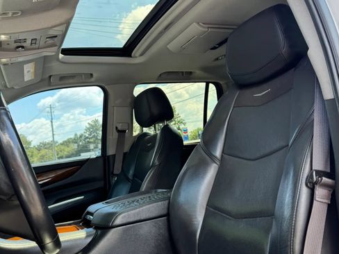 Used 2017 Cadillac Escalade Luxury AWD/4WD image 25