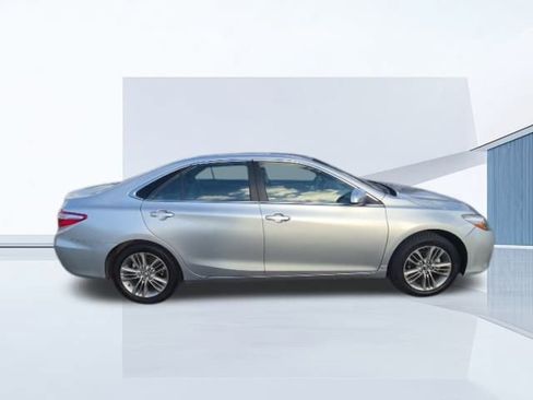 Used 2017 Toyota Camry SE image 4