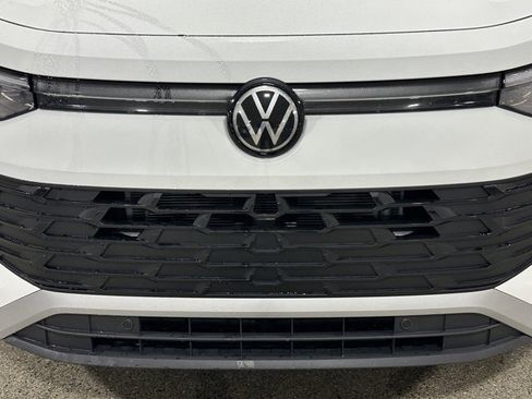 New 2026 Volkswagen Tiguan SE image 9